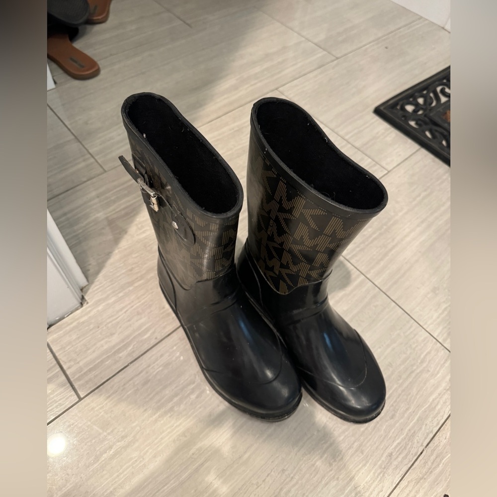 Michaels Kors rain boots size 8 - Picture 2 of 4